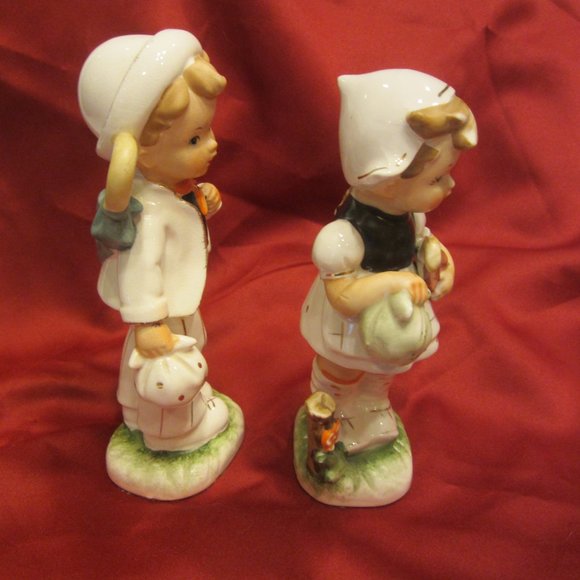 VTG MCM PAIR OF DUTCH CERAMIC FIGURINES W/UMBRELLAS & KERCHIEF BUNDLES - Picture 5 of 8